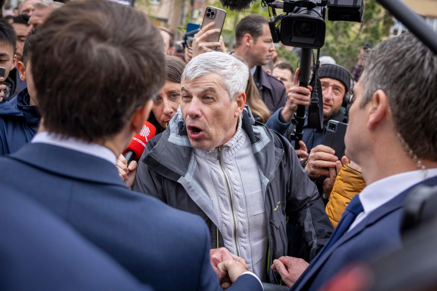 A un año de su reelección, Emmanuel Macron solo frente a la multitud