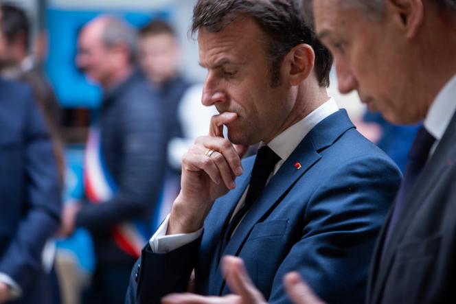 Emmanuel Macron durante su visita a la fábrica de construcción de madera Mathis, en Muttersholtz (Bajo Rin), el miércoles 19 de abril de 2023.