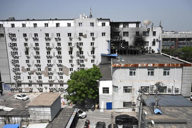 Daños por fuego visibles en la fachada del Hospital Changfeng en Beijing, el día después del incendio mortal, 19 de abril de 2023.