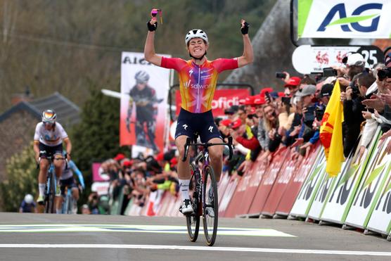 La corredora holandesa del equipo SD Worx Demi Vollering, en la línea de meta de la Flèche wallonne 2023, en Huy, Bélgica, el 19 de abril de 2023