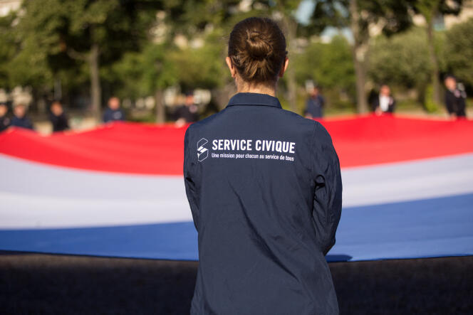 Des jeunes volontaires engagés en service civique lors des préparatifs du défilé du 14-Juillet, place de la Concorde à Paris, le 9 juillet 2019.
