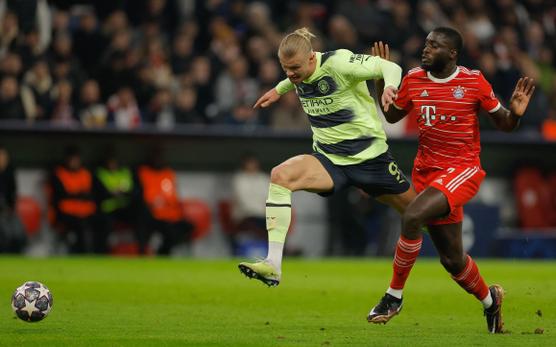 El delantero noruego del Manchester City, Erling Haaland, lidera al defensa francés del Bayern, Dayot Upamecano, en Múnich el 19 de abril de 2023.