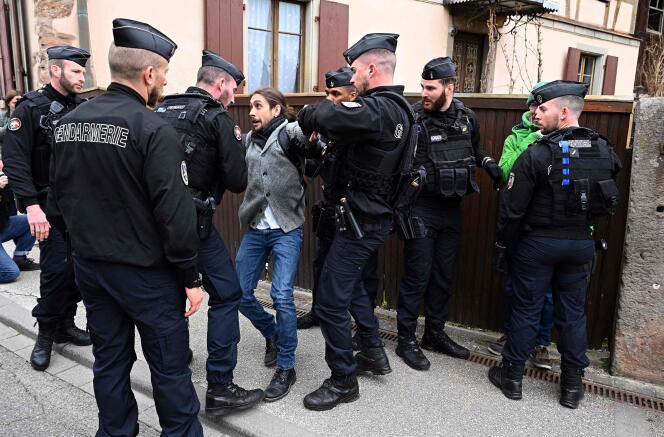 Los gendarmes evacuan a un manifestante durante una visita de Emmanuel Macron, en Muttersholtz (Bajo Rin), el 19 de abril de 2023.