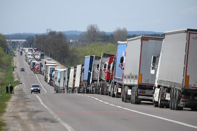 Jednostronna decyzja Polski o zamknięciu granic dla prawie wszystkich ukraińskich produktów rolnych w sobotę 15 kwietnia doprowadziła do ponad 10-kilometrowego korka dla ciężarówek w Rawie-Ruskiej, na granicy ukraińsko-polskiej.  Tutaj 18 kwietnia 2023 r. 