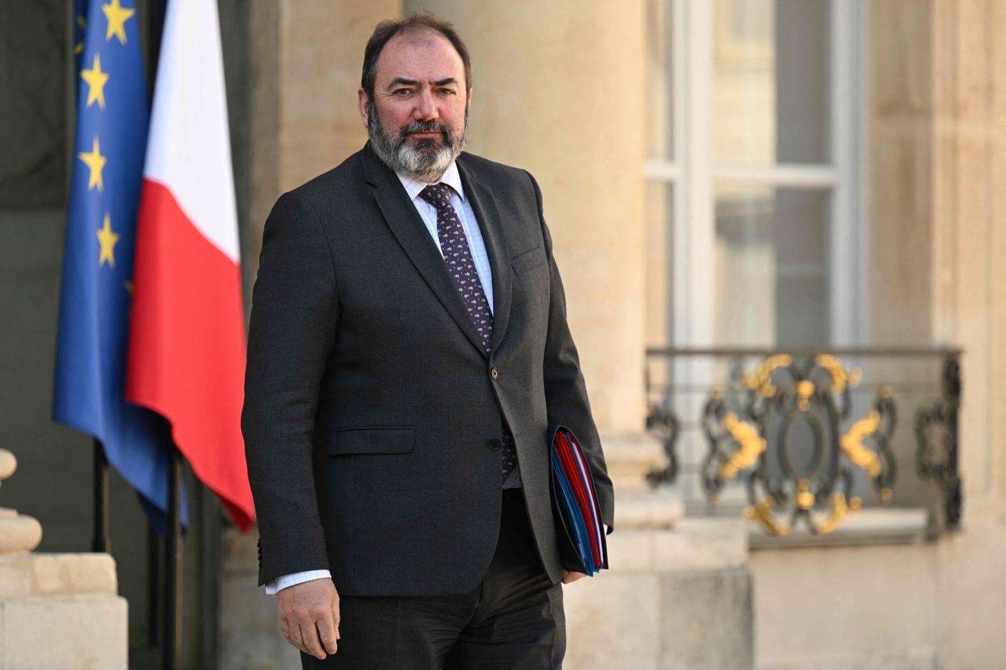 François Braun acogido por un concierto de cacerolas durante una visita a un centro de salud en Seine-Saint-Denis