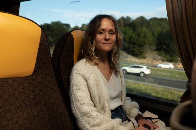 Saramaya Pelletey, usuaria habitual de la línea 50, en el autobús que la lleva a Aix-en-Provence, 18 de abril de 2023. 