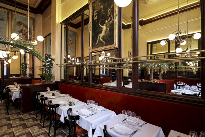 Haut-lieu historique de la gastronomie parisienne, Au Petit Riche est situé dans le 9° arrondissement et affiche un décor Belle Epoque exquis.