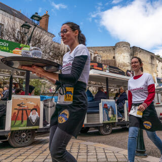 Le samedi 15 avril 2023 à Amboise en Indre-et-Loire au théâtre Beaumarchais a été organisé un job dating pour le recrutement de saisonniers dans les métiers de l'hôtellerie et de la restauration à l'initiative du club des hôtelliers du Val d'Amboise, un collectif d'employeurs de ce secteur d'activité. L'évènement s'est poursuivi par l'organisation d'une course de garçons de café dans les rues de la ville. Ici, des participants à la course des garçons de café avec leur plateau de verres marchant dans les rues aux alentours du château d'Amboise.