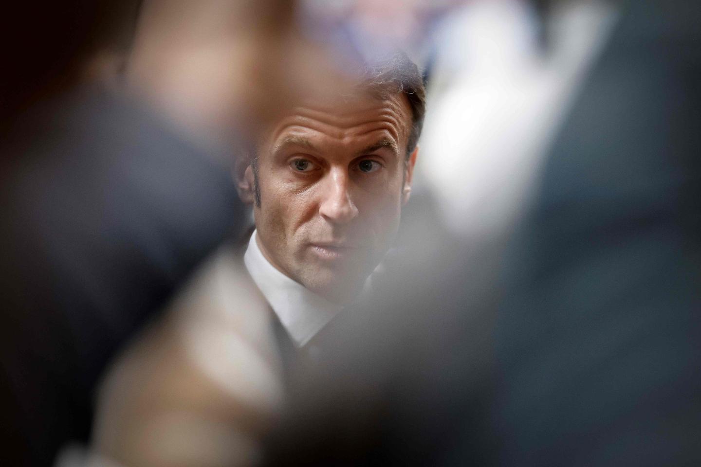 «Para aureolarse con el título de gran reformador, Macron se arriesga a entregar el país a la extrema derecha»