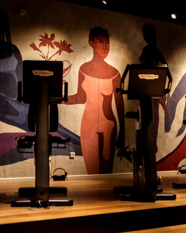 En la planta baja del club Heimat en Waris Dirie, la sala de fitness y cardio, decorada con un fresco del artista franco-congolés Maty Biayenda.