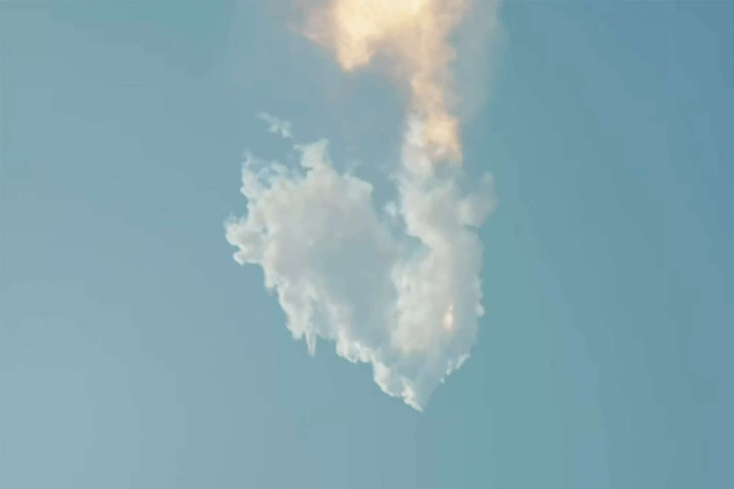 Photo of “Starship”, the SpaceX mega-rocket, exploded in flight three minutes after takeoff
