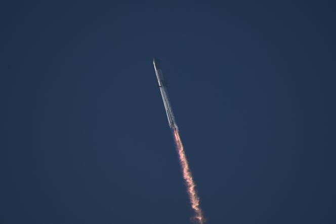 Le vaisseau spatial Starship de SpaceX décolle de sa rampe de lancement lors d’un essai en vol depuis la base spatiale de Boca Chica (Texas), aux Etats-Unis, le 20 avril 2023. 