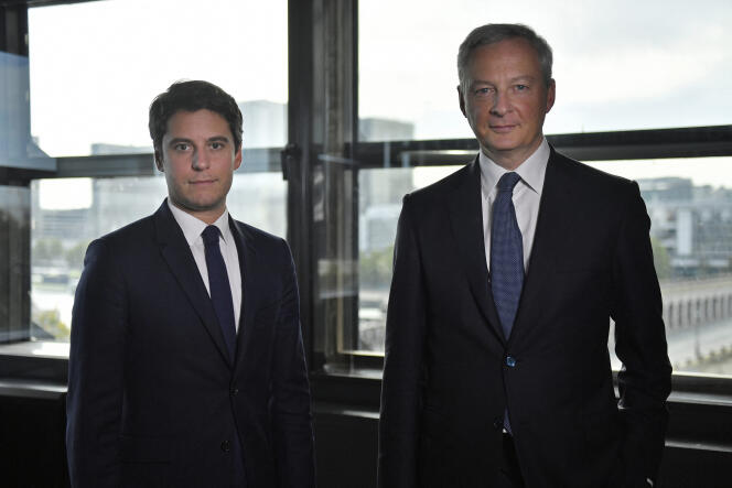 Gabriel Attal, afgevaardigde minister van Overheidsrekeningen, en Bruno Le Maire, minister van Economie, in Parijs, 19 oktober 2022.