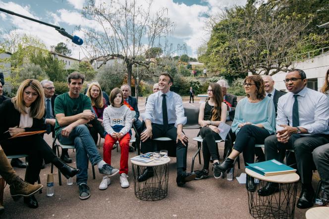 Emmanuel Macron et Pap Ndiaye échangent avec des enseignants, des élèves et des parents d’élèves dans la cour du collège Louise-Michel, à Ganges (Hérault), le 20 avril 2023.