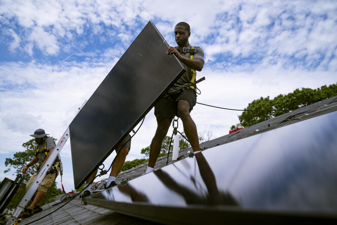 Installation de panneaux solaires sur un toit à Long Island, dans l’Etat de New York, en août 2022
