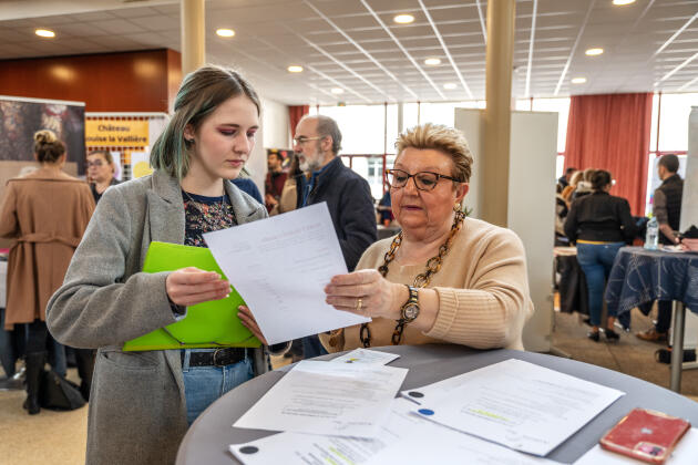 Una joven entrega su currículum a un teniente de alcalde de la ciudad de Amboise con el objetivo de obtener un puesto de temporada.