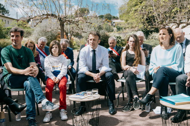 Emmanuel Macron during the exchange organized with teachers, students and parents of students in the courtyard of the Louise-Michel college in Ganges, in the Hérault, on April 20, 2023.