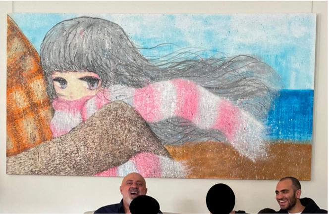 Nazem Ahmed (izquierda) y su hijo coacusado Firas Ahmed en su casa en el Líbano frente a una pintura de un artista no especificado de Nueva York comprada entre febrero de 2021 y noviembre de 2021.