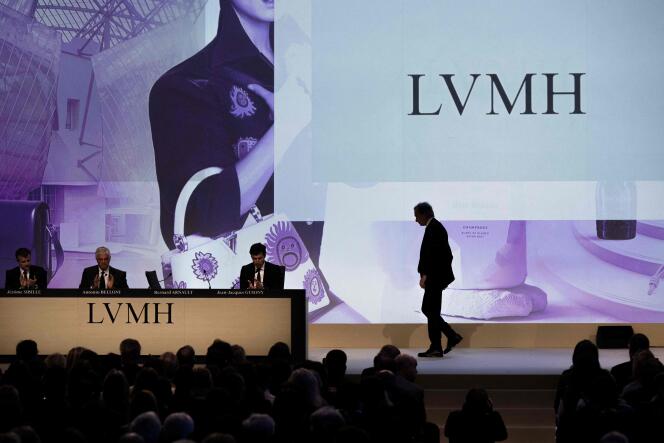 Bernard Arnault (à droite), s’apprête à prendre la parole, lors d’une assemblée générale du groupe LVMH, à Paris, le 20 avril 2023.