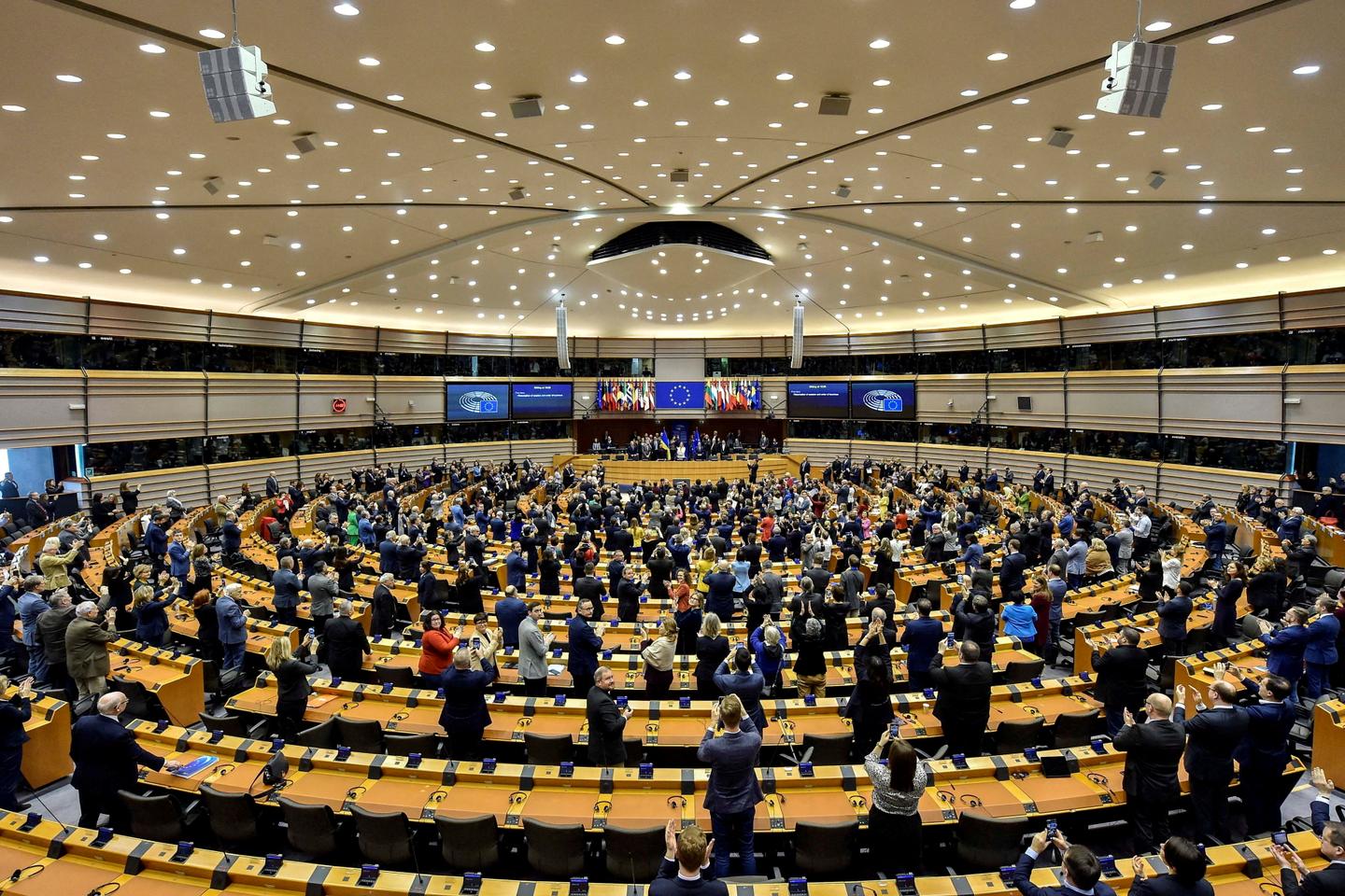 El Parlamento Europeo adopta reglas para regular las criptomonedas