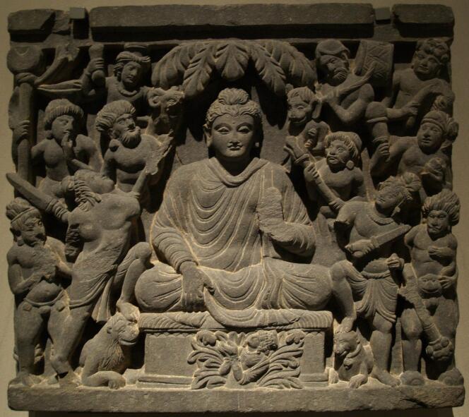 Les assauts de Mâra (les armées de Mâra). Relief sur schiste, 52,6 × 59 cm. Gandhara, IIIᵉ siècle. Musée d’art asiatique de Berlin Dahlem. 