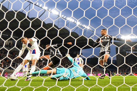 El delantero del Paris Saint-Germain Kylian Mbappé marcó dos goles en Angers el 21 de abril de 2023.