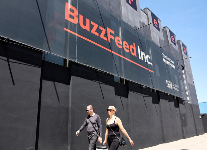 Devant les bureaux de BuzzFeed, à Los Angeles (Etats-Unis), le 20 avril 2023.