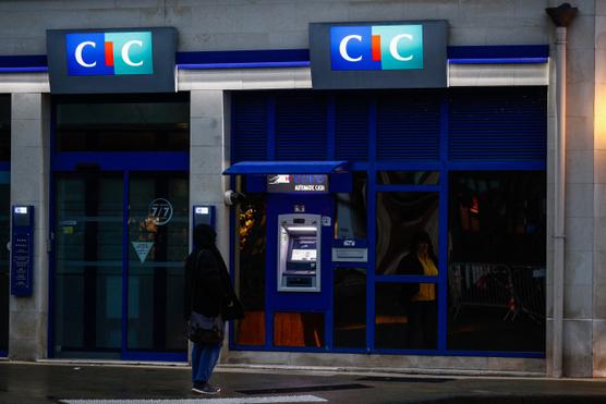 Frente a una agencia del CIC, en octubre de 2019.