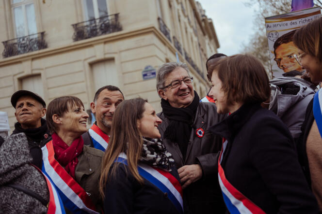 Jean-Luc Mélenchon, líder de La France insoumise, junto a funcionarios electos “insubordinados”, durante el undécimo día de movilización contra la reforma de las pensiones, en París, el 6 de abril de 2023. 