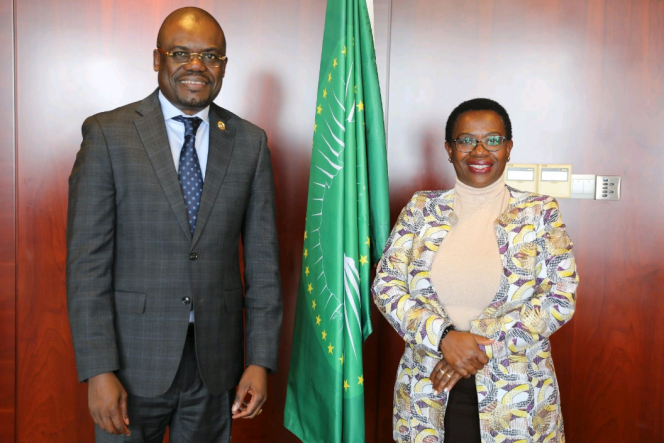 Jean Casilla, het nieuwe hoofd van CDC Africa, het Afrikaanse gezondheidsagentschap, in Addis Abeba, op het hoofdkantoor van de Afrikaanse Unie, met de vicevoorzitter van de Commissie, Monique Nsansabganwa, op 20 april 2023.