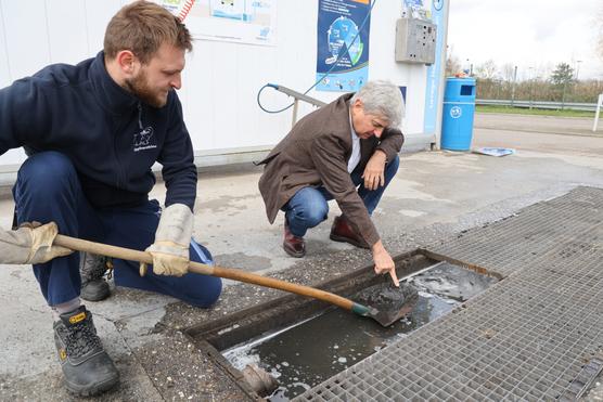 Yves Brouchet, director general de las estaciones de lavado de vehículos de Blue Elephant, muestra los lodos recuperados y evacuados en Hoerdt (Bajo Rin), el 28 de marzo de 2023.