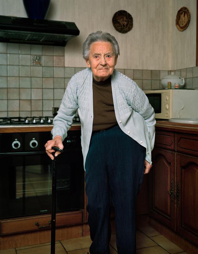 Simone, née en 1920 dans les Ardennes. Fille d’agriculteurs, elle s’occupait enfant de traire les vaches. « J’aimais bien ça, j’ai toujours aimé mon métier. » A 27 ans, elle s’est mariée et s’est installée dans la ferme de son époux : « On avait 80 hectares, c’était grand pour l’époque. Mais ce que j’aimais, c’était mes vaches. J’ai fait la traite jusqu’à plus de 80 ans. »