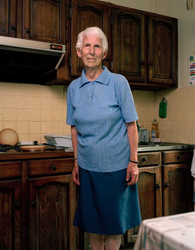 Odile, née en 1939 en Mayenne, dans une famille de quatre enfants. « A l’époque, on reprenait la ferme à la sortie de l’école, à 14 ans. On était tous agriculteurs. » Elle et son mari ont eu six enfants. Seul l’un d’entre eux a repris la ferme. « Ça fait cent ans qu’il y a des paysans de ma famille dans le village. »