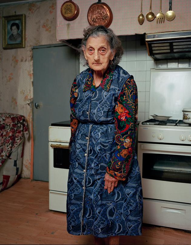 Paulette, née en 1927, s’est installée avec son époux dans un morceau de bâtisse abandonnée, au milieu de la garrigue ardéchoise, qu’ils ont retapée sans en être légalement propriétaires. Aujourd’hui, sa fille aînée est mariée au berger du village le plus proche et l’un de ses fils a récupéré la ferme familiale. « Mais on aurait préféré qu’il fasse autre chose, c’est trop dur », confiait-elle à Alexis Vettoretti.