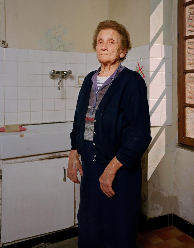 Gracieuse, originaire du Pays basque. Lorsqu’elle a épousé son mari, natif du Lot-et-Garonne, elle l’a rejoint chez ses parents, dans la ferme familiale, qu’ils ont ensuite reprise. Ils avaient quelques bêtes et cultivaient des céréales, jusqu’à ce que l’un de leurs fils s’occupe à son tour de l’exploitation. Gracieuse n’a jamais vraiment supporté d’avoir quitté le Pays basque.