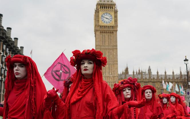 Los miembros de la 'brigada rebelde roja' de acción climática participan en la protesta Extinction Rebellion en Londres el 22 de abril de 2023.