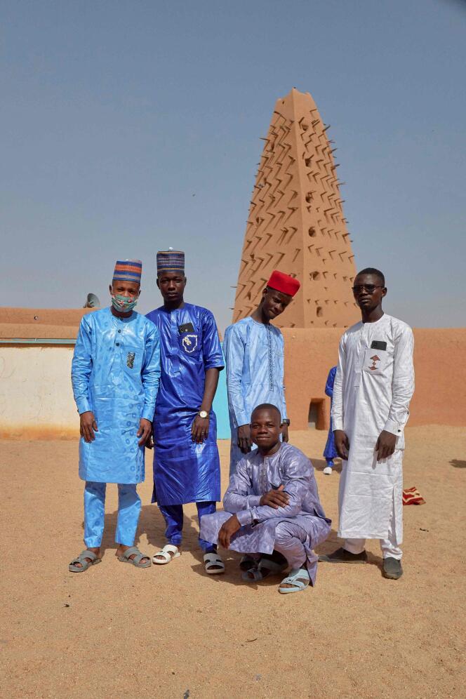 In front of the large banco mosque in the old town of Agadez, listed as a UNESCO World Heritage Site, during Eid-el Fitr, you have to strike a pose: “It's for Facebook and TikTtok.  »