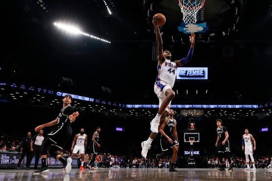 Paul Reed de los Sixers de Filadelfia anota contra los Nets de Brooklyn en el Barclays Center de Nueva York el 22 de abril de 2023.