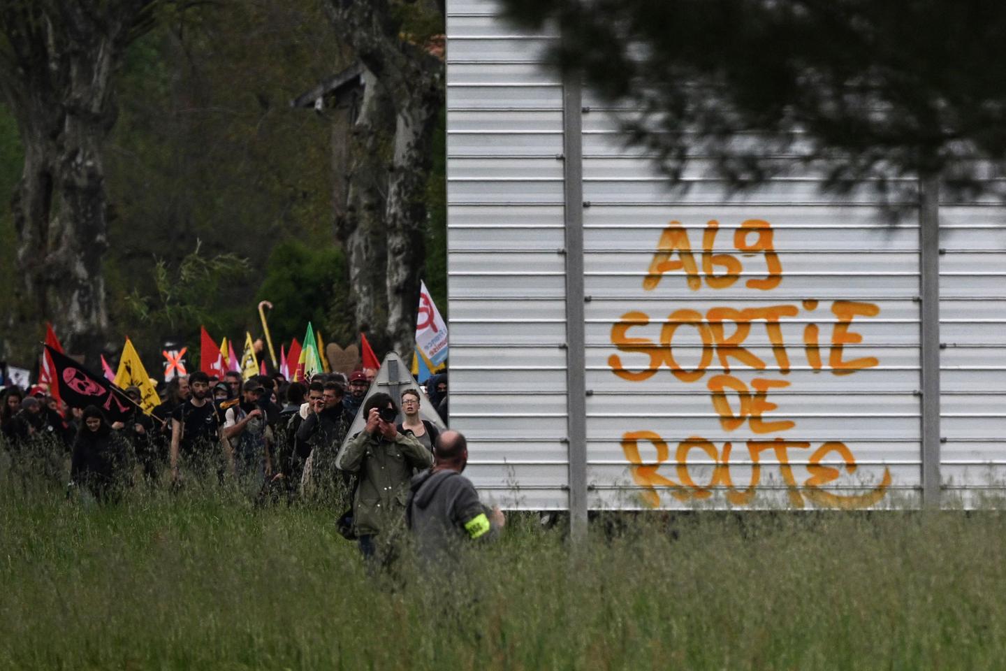 Emmanuel Macron en “Le Parisien”, las evacuaciones en Sudán, la disputada autopista A69… Los cinco hechos del fin de semana para recordar
