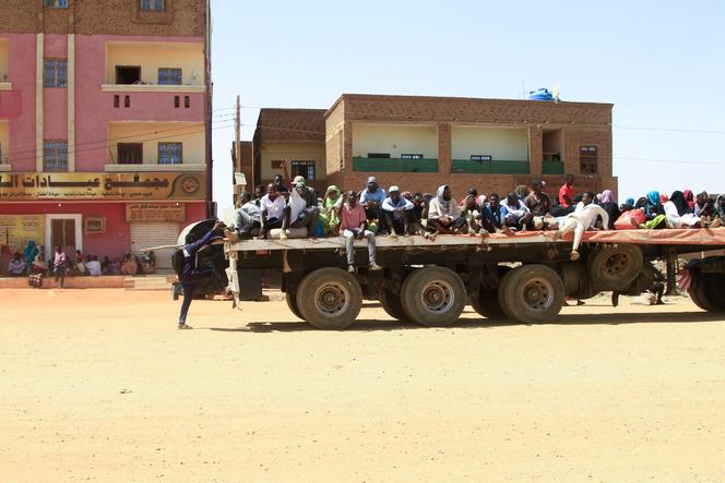 Residents fleeing fighting between rival Sudanese forces in southern Khartoum on April 21, 2023.