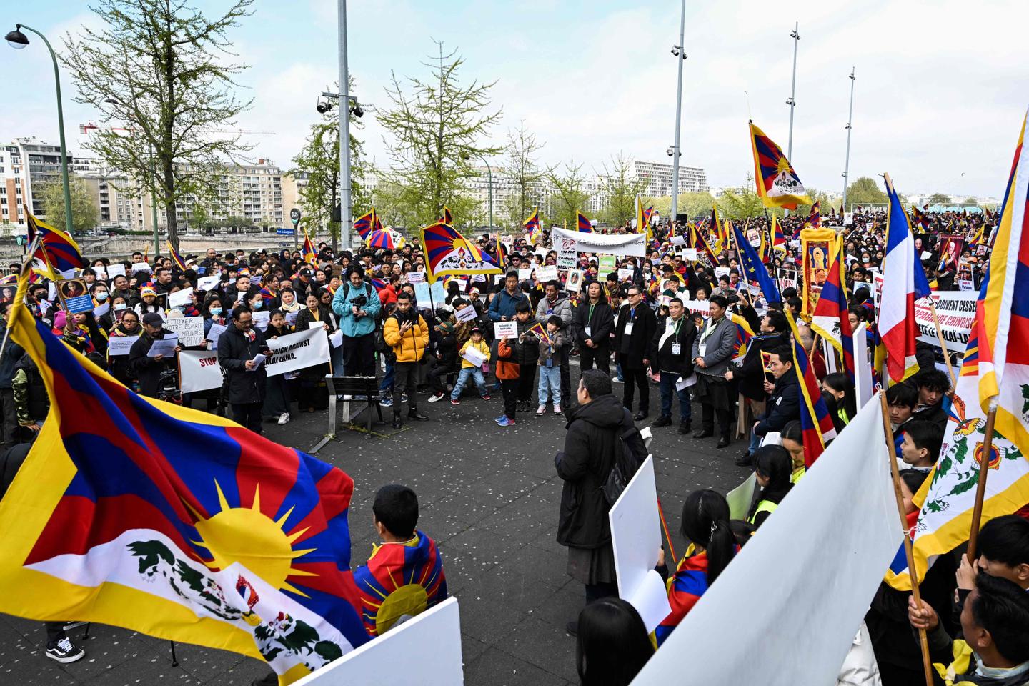 cientos de tibetanos en París en apoyo a su líder espiritual