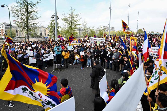 Los manifestantes se reunieron en París el 22 de abril de 2023 para apoyar al Dalai Lama.  La multitud, estimada en varios cientos, agitó banderas tibetanas y muchos participantes mostraron retratos del líder espiritual.