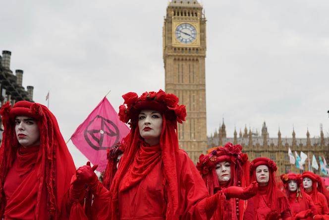 Extinction Rebellion activists opt for soft methods in London parade