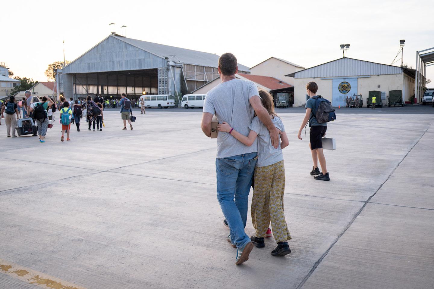 Francia evacua a sus nacionales, una operación de «extrema complejidad»