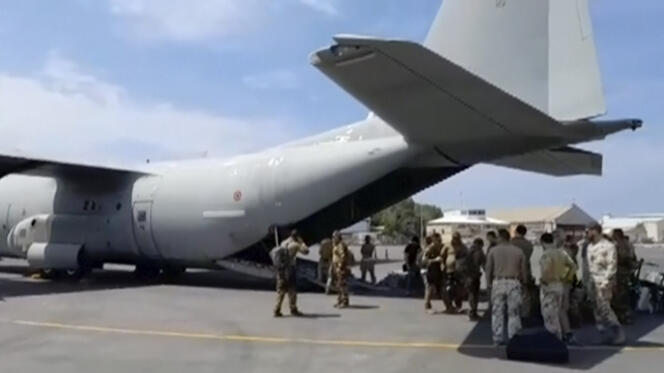Captura de pantalla del Ministerio de Defensa italiano, los soldados se preparan para evacuar a las personas del aeropuerto de Jartum, Sudán, el 23 de abril de 2023.