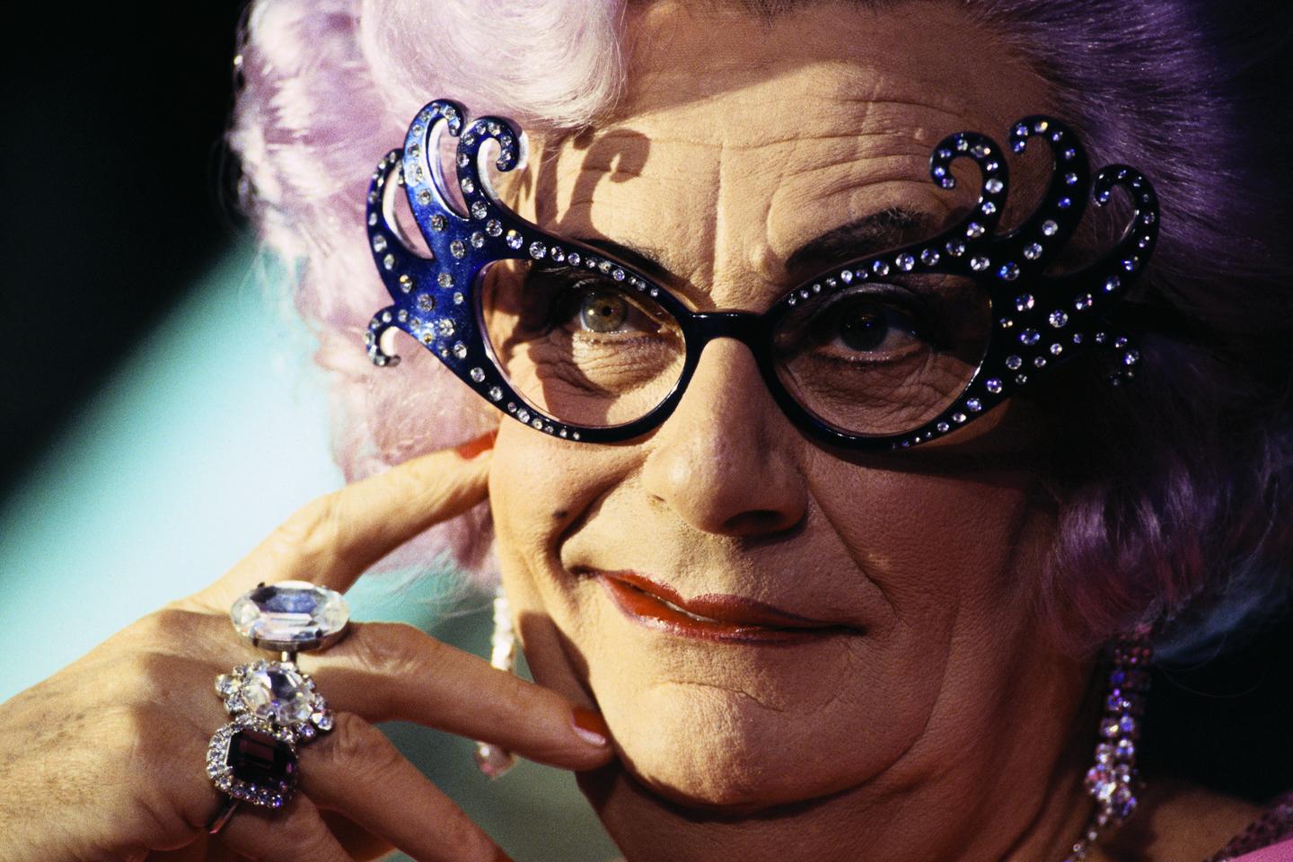Muere Barry Humphries, el actor australiano que interpretó a Dame Edna Everage