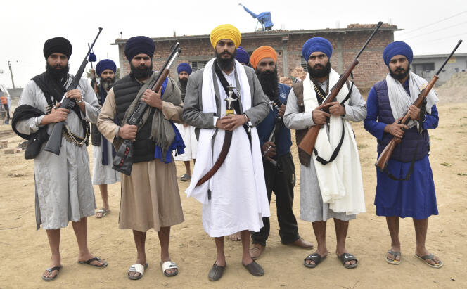 Amritpal Singh, leader séparatiste sikh, et chef du groupe Waris Punjab De, pose en turban jaune avec ses partisans, dans le village de Jallupur Khera, près d’Amritsar, en Inde, le 7 janvier 2023.