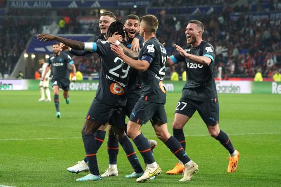 Los jugadores del OM celebran el pero contra su conjunto Malo Gusto, dando la victoria a los foceanos sobre el césped del OL (1-2).