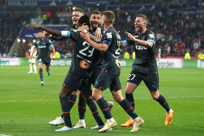 Los jugadores del OM celebran el pero contra su conjunto Malo Gusto, dando la victoria a los foceanos sobre el césped del OL (1-2).