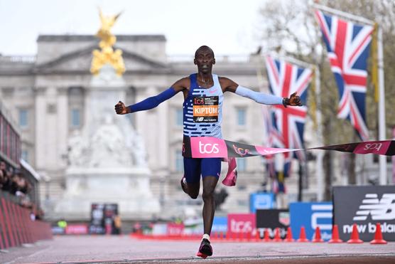 Kelvin Kiptum cruza la línea de meta, el domingo 23 de abril de 2023, en Londres.